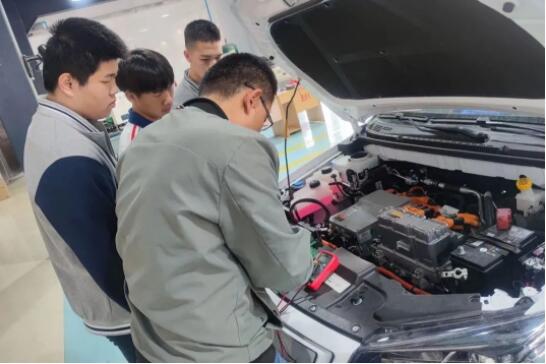 河南省工业学校学新能源汽车运用与维修专业好吗？