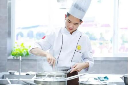 河南省工业学校学厨师好吗？有前景吗？